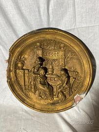 Antico bassorilievo dorato con raffigurazioni