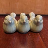 Tre uccellini in ceramica decorativi