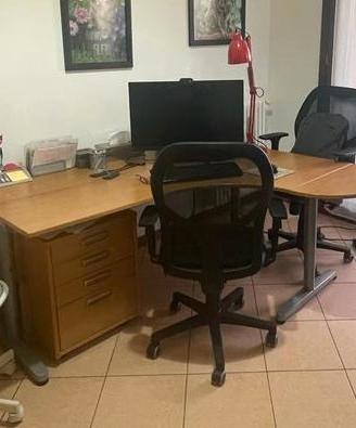 scrivania Galant legno ikea ad angolo con cassetti