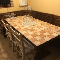 Tavolo massello noce  piastrellato con panca.