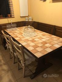 Tavolo massello noce  piastrellato con panca.