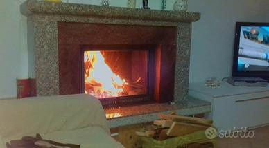 Camino in granito già smontato
