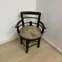 Antica sedia da parrucchiere girevole