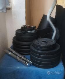 Dischi: 10kg, 5kg, 2kg; Manubri x2; Bilanciere.