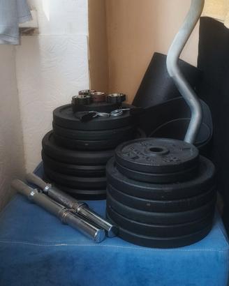 Dischi: 10kg, 5kg, 2kg; Manubri x2; Bilanciere.
