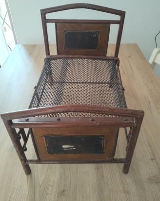 Lettino vintage per bambole grandi