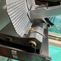 Affettatrice azeta con tavolo in acciaio