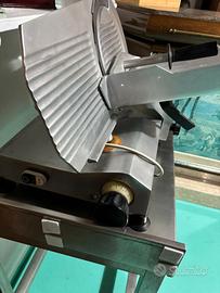 Affettatrice azeta con tavolo in acciaio