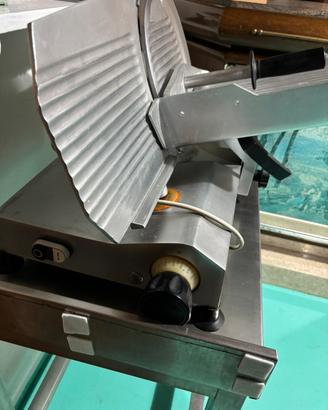 Affettatrice azeta con tavolo in acciaio