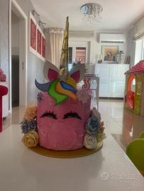 Torta e decorazioni unicorno
