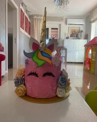 Torta e decorazioni unicorno