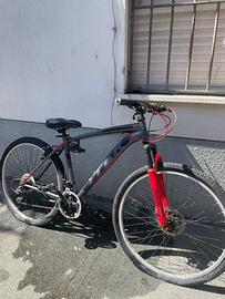 Bicicletta MTB nera e rossa