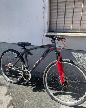 Bicicletta MTB nera e rossa