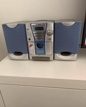 Mini stereo vintage con lettore CD, musicassette e