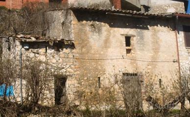 Fabbricato r. e Terreno edif. Rocca di Botte AQ RM