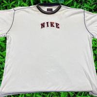 T-shirt Nike bianca in buone condizioni