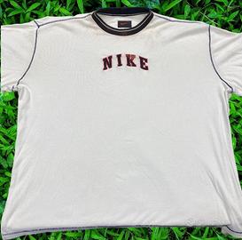 T-shirt Nike bianca in buone condizioni