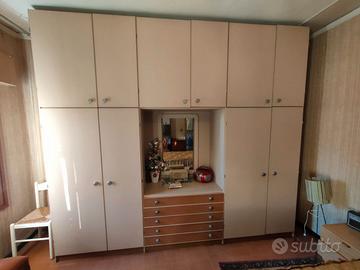 Camera singola con Armadio e mobile studio