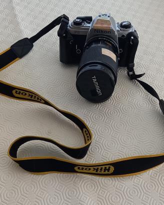 Macchina fotografica Nikon FG con accessori