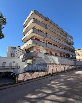 4 LOCALI A TORRE ANNUNZIATA