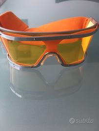 Occhiali da sole con lenti colorate, ideali per la