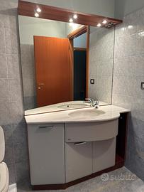 Mobile bagno con lavabo e specchio