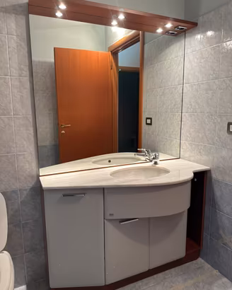Mobile bagno con lavabo e specchio