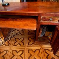  Scrivania in legno, porta Pc, noce