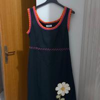 Abito nero moschino con margherita ricamata