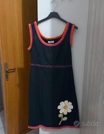 Abito nero moschino con margherita ricamata