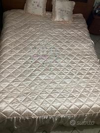 Copriletto in raso  + 2 cuscini  dipinto a mano