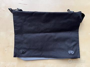 Borsa a tracolla nera con tasche e scomparti