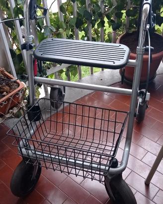 Deambulatore/girello, ausilio per camminare