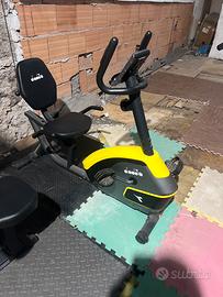 Cyclette con poggia schiena diadora tenuta come nu