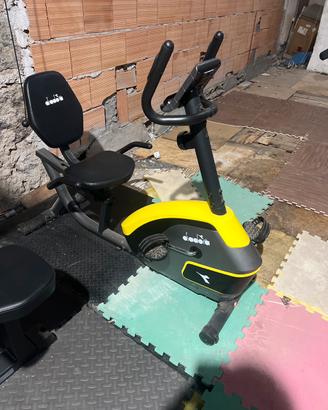 Cyclette con poggia schiena diadora tenuta come nu