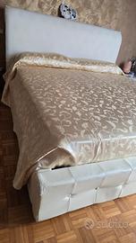 Letto matrimoniale in similpelle con conte