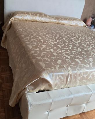 Letto matrimoniale in similpelle con conte