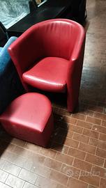 Poltrona in ecopelle bordeaux con pouf integrato