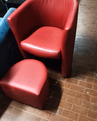 Poltrona in ecopelle bordeaux con pouf integrato