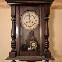 Orologio a pendolo antico in legno massello