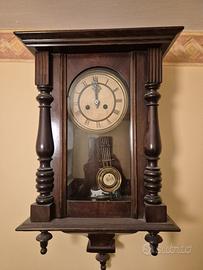 Orologio a pendolo antico in legno massello