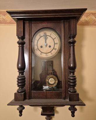 Orologio a pendolo antico in legno massello