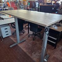 Scrivania motorizzata ad altezza regolabile 