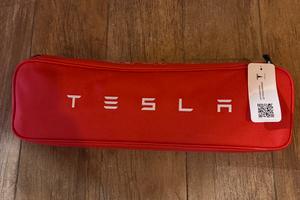 Kit emergenza stradale Tesla