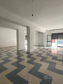 Locale commerciale con due vetrine