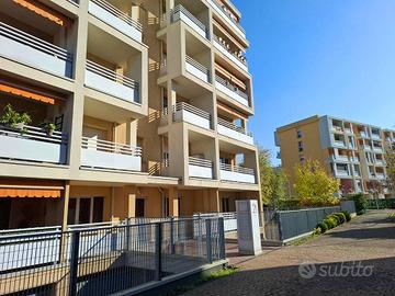 Ampia loggia e piccolo giardino privato