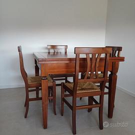 Tavolo con sedie 