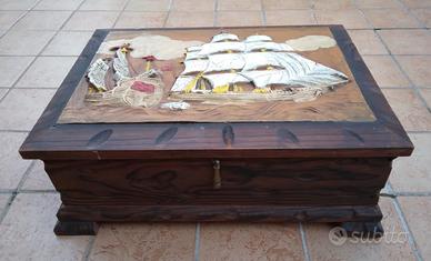 Bauletto in legno con velieri intagliati e dipinti