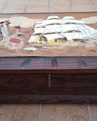Bauletto in legno con velieri intagliati e dipinti
