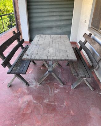 Tavolo in legno da giardino